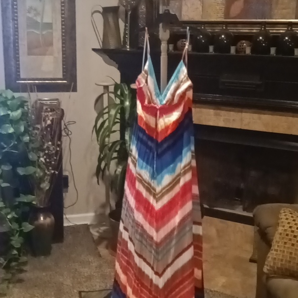 Lani v-neck t-strap 100% viscose multi-colored Chevron print design maxi Small